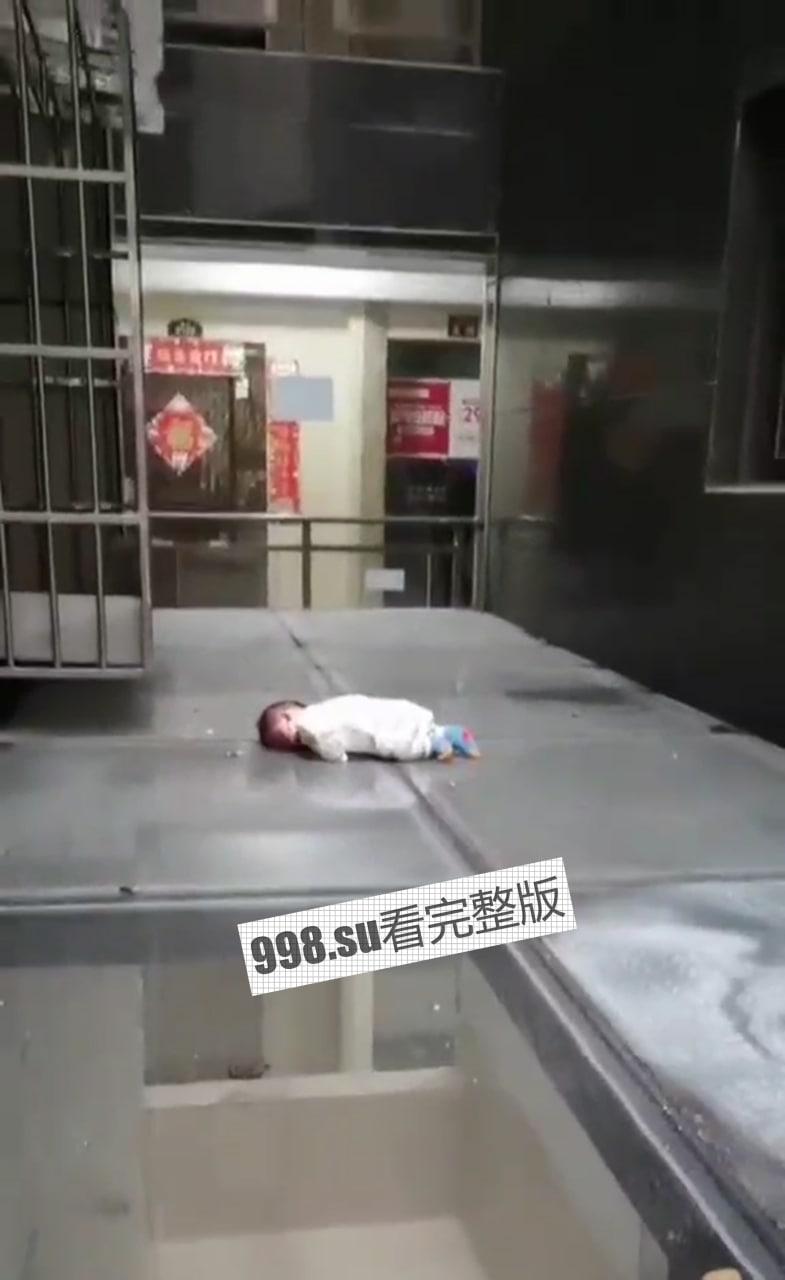 痛心! 11.24中午,四川绵阳,桃花岛,网传一夫妻吵架,男子把孩子隔窗扔了下去,女子随后跳楼-1