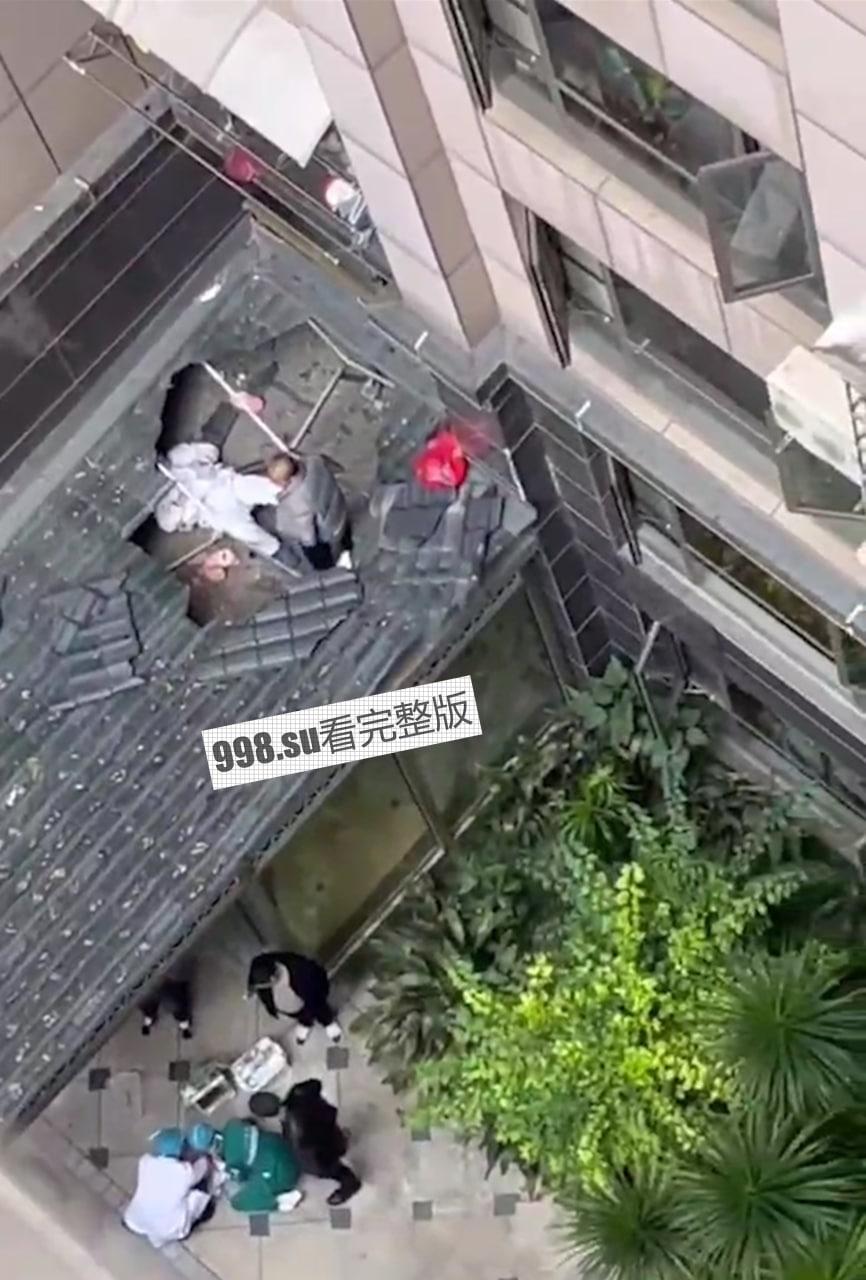 痛心! 11.24中午,四川绵阳,桃花岛,网传一夫妻吵架,男子把孩子隔窗扔了下去,女子随后跳楼-3