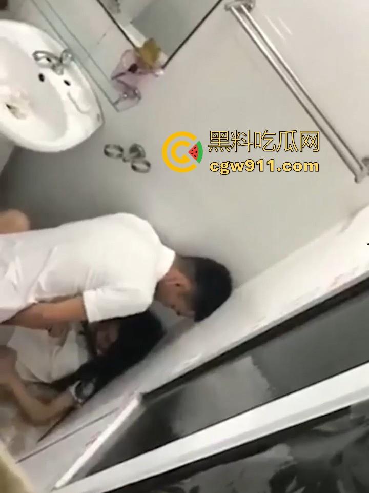 久违的同学聚餐秒变激情打炮现场！小哥灌醉女同学厕所缠绵猛插，在卫生间席地而干，下身全裸猛烈狂干！-10