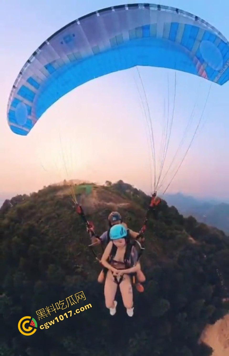 越南岘港上海白领女孩全裸起飞,翘臀隔空振动,惊呼回荡,私处暴露云端,体验高空全裸的双重刺激-4