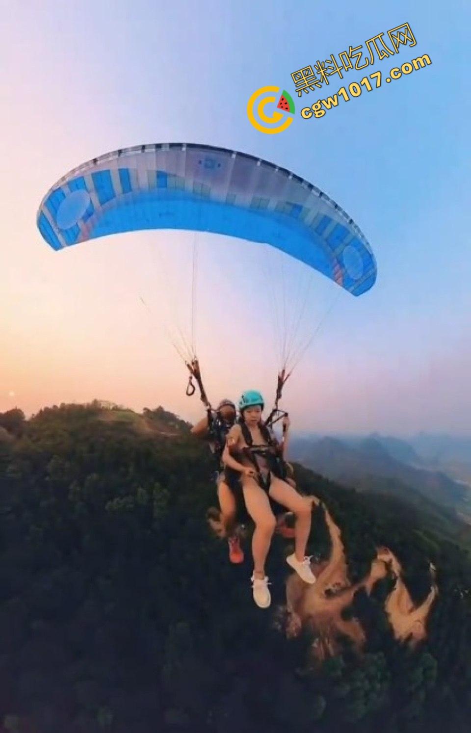 越南岘港上海白领女孩全裸起飞,翘臀隔空振动,惊呼回荡,私处暴露云端,体验高空全裸的双重刺激-5