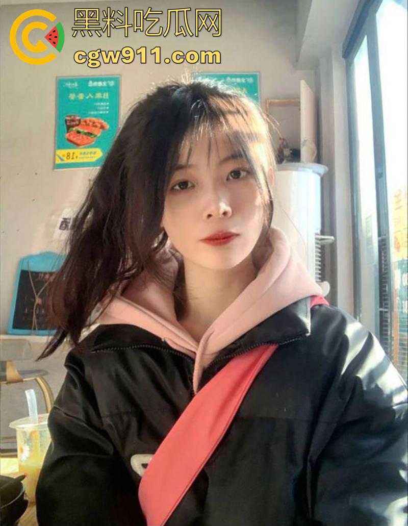 云南贵州娇小身材长腿美女【苏慧淼】,超爱吃屌的火辣嫩妹,肌肤白嫩美腿超长,被怒射一脸超刺激!-1