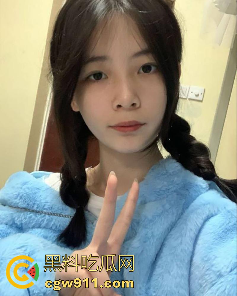 云南贵州娇小身材长腿美女【苏慧淼】,超爱吃屌的火辣嫩妹,肌肤白嫩美腿超长,被怒射一脸超刺激!-4