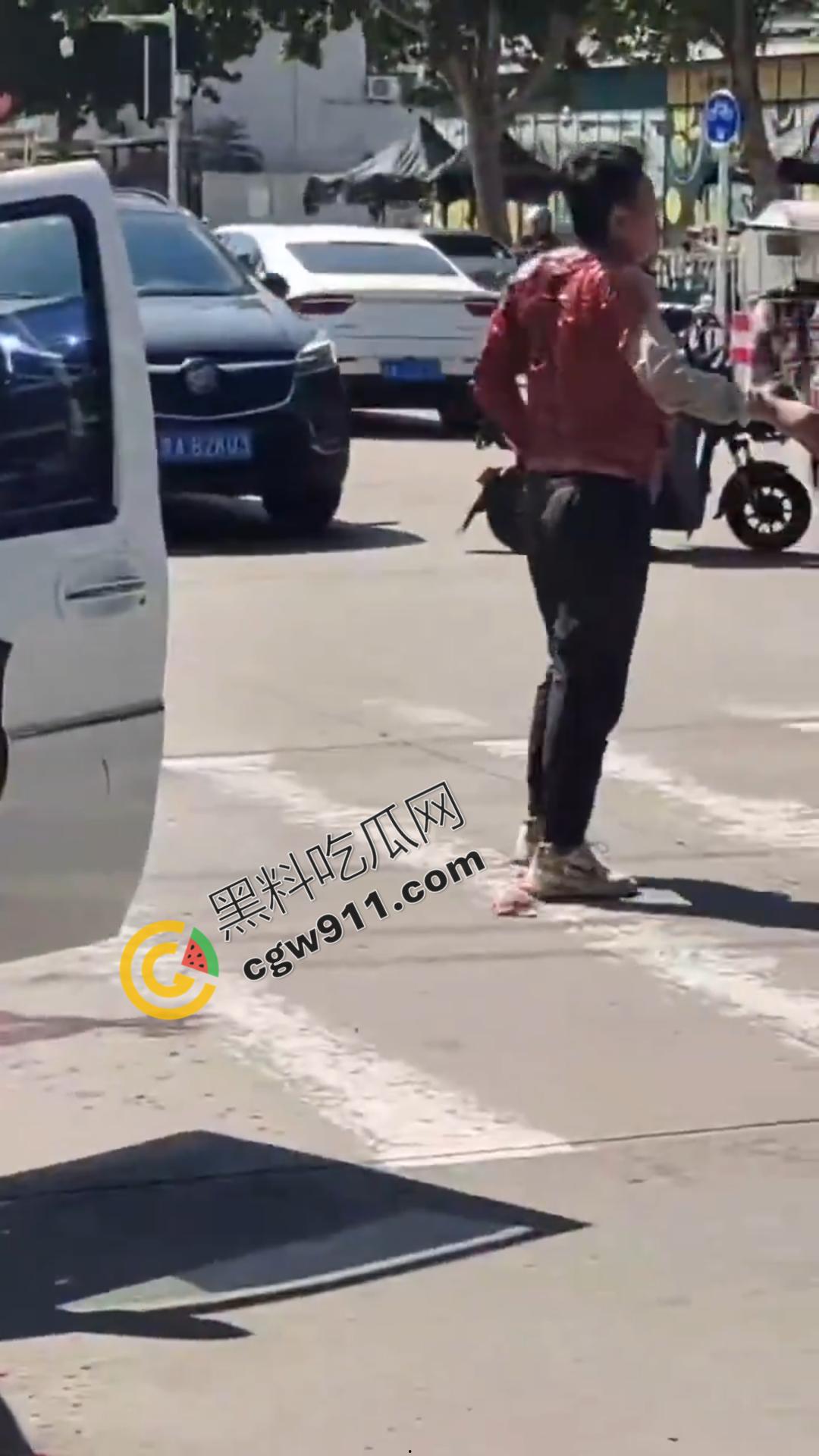 山东泰安市小贩自刎血染街头,与城管争执引绝望一刀,众目睽睽下悲剧上演,真是狠人-2