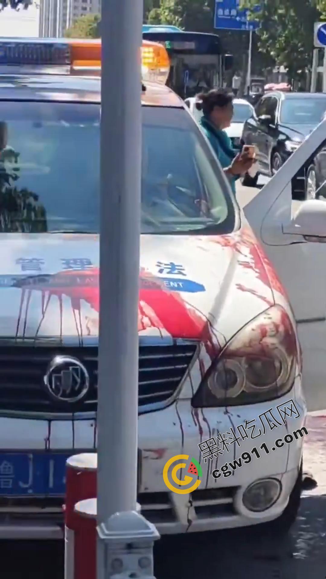 山东泰安市小贩自刎血染街头,与城管争执引绝望一刀,众目睽睽下悲剧上演,真是狠人-3