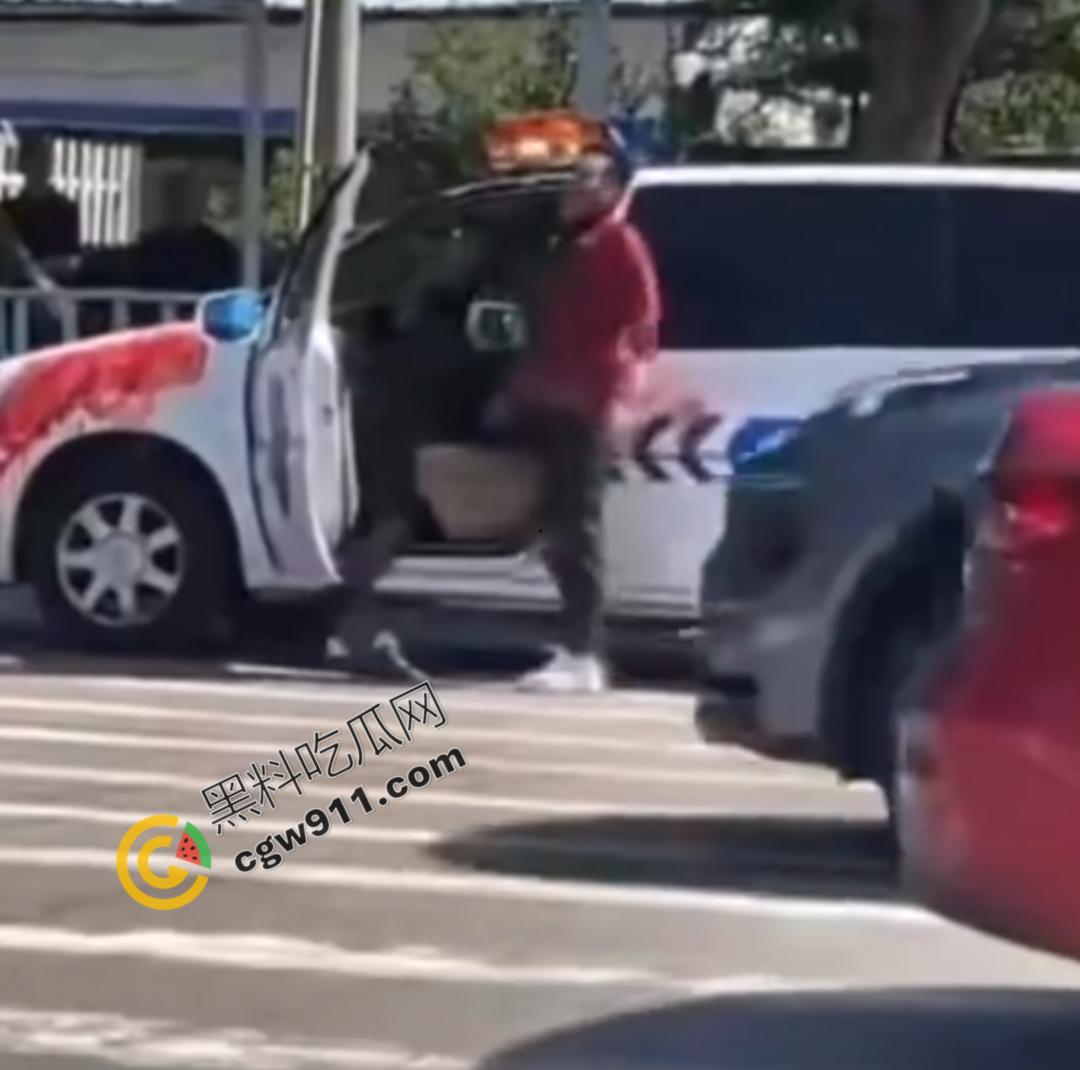 山东泰安市小贩自刎血染街头,与城管争执引绝望一刀,众目睽睽下悲剧上演,真是狠人-5