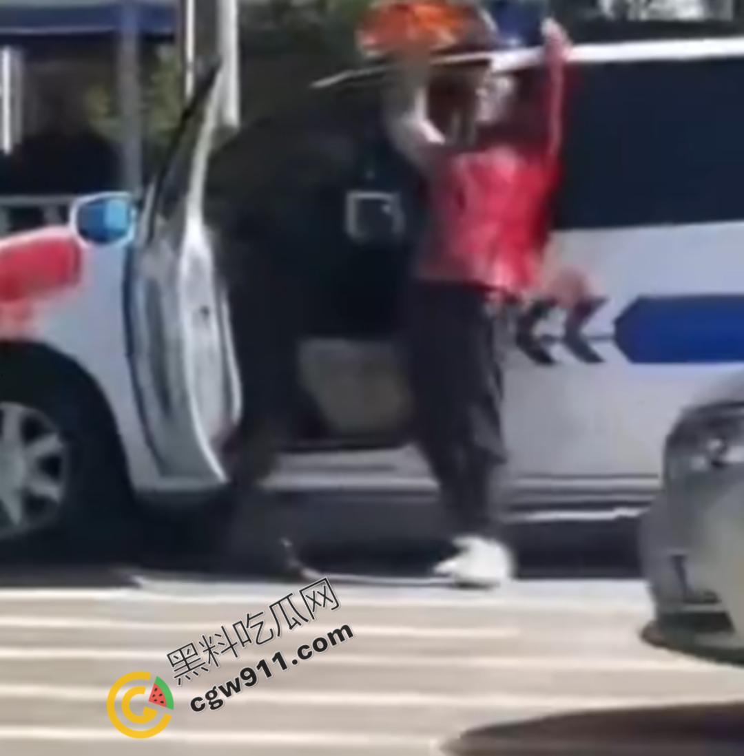 山东泰安市小贩自刎血染街头,与城管争执引绝望一刀,众目睽睽下悲剧上演,真是狠人-6