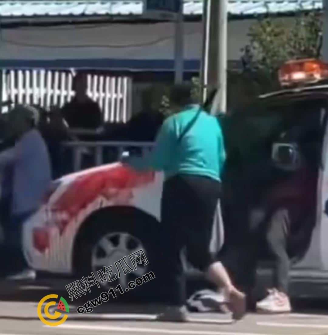 山东泰安市小贩自刎血染街头,与城管争执引绝望一刀,众目睽睽下悲剧上演,真是狠人-7