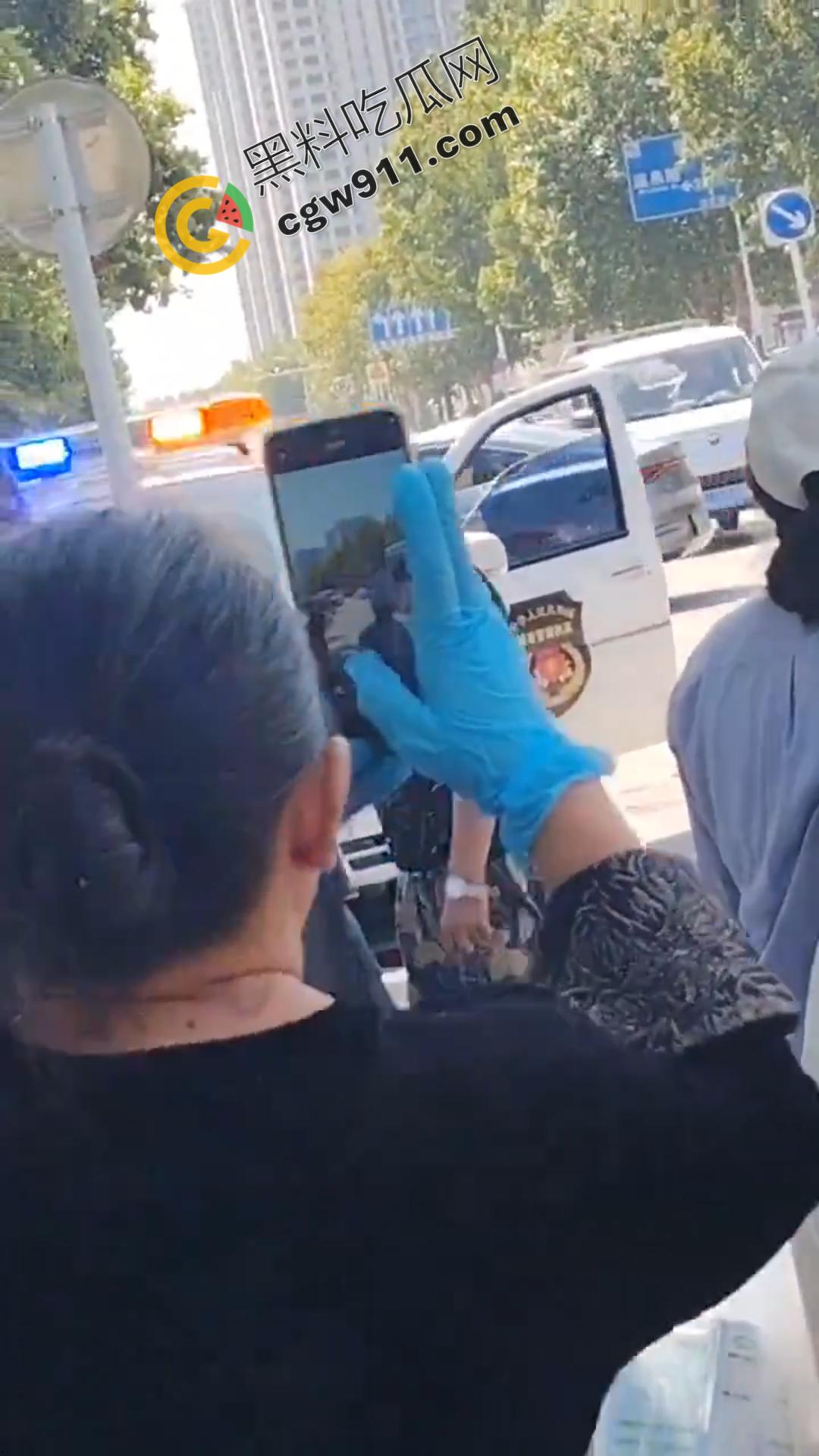 山东泰安市小贩自刎血染街头,与城管争执引绝望一刀,众目睽睽下悲剧上演,真是狠人-8