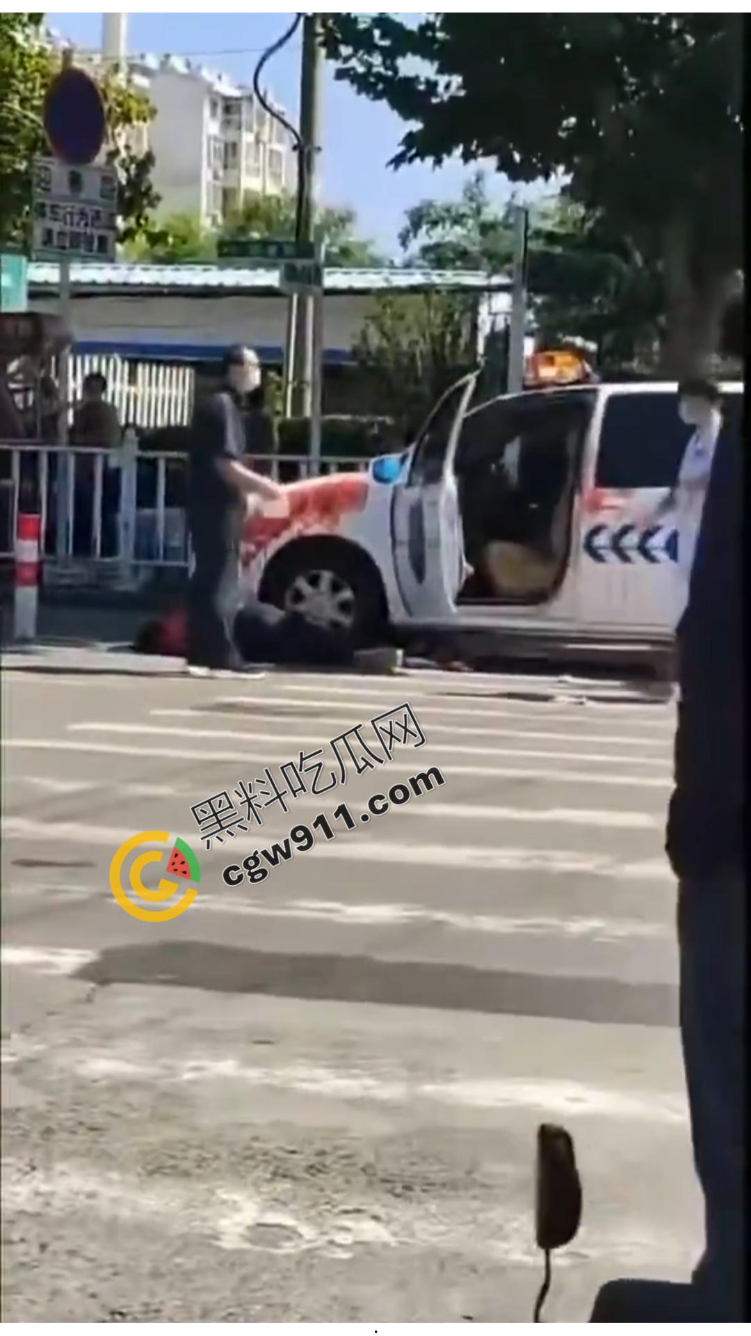 山东泰安市小贩自刎血染街头,与城管争执引绝望一刀,众目睽睽下悲剧上演,真是狠人-9