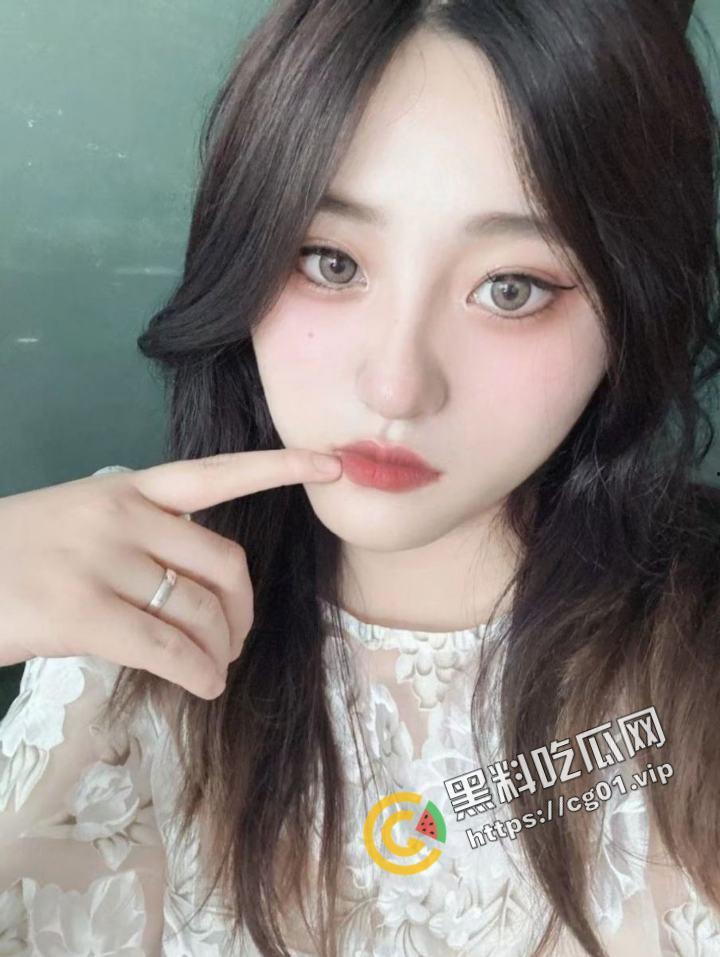 四川税务局职员 反差婊母狗 吴晓怡 被渣男投稿曝光!小骚货在停车场就吃鸡 回家被猛干!-1