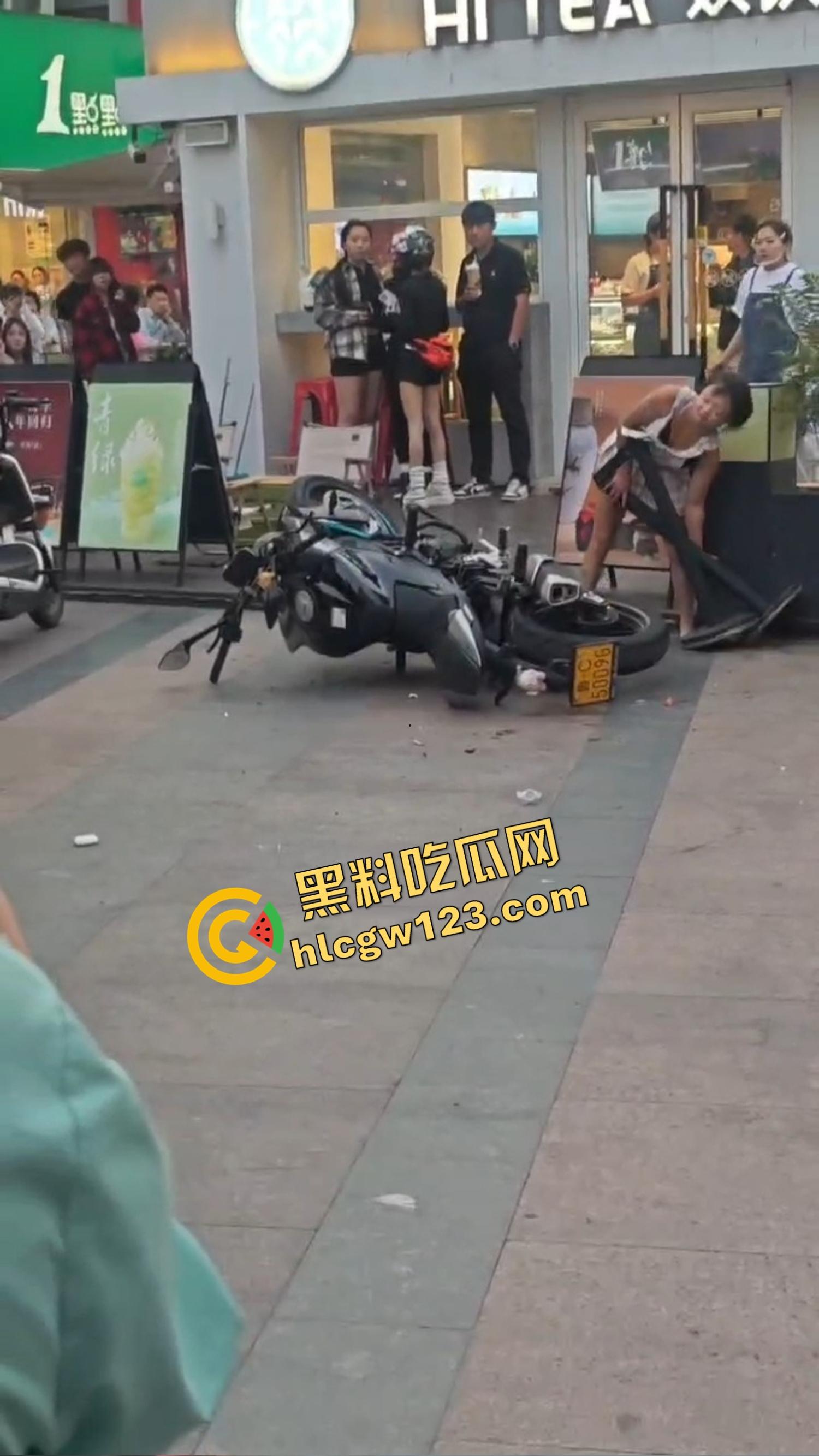 淄博JK铁锤妹妹怒砸春风450NK，穿着丁字裤情趣衣酸辣粉塞排气管，全网暴走萝莉认证已满级！-6