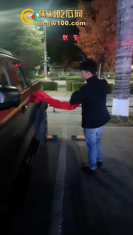 云南保山市君悦广场男子【王麒麟】表白成功,不料给正牌女友抓包,时间管理大师错误案例!!-8