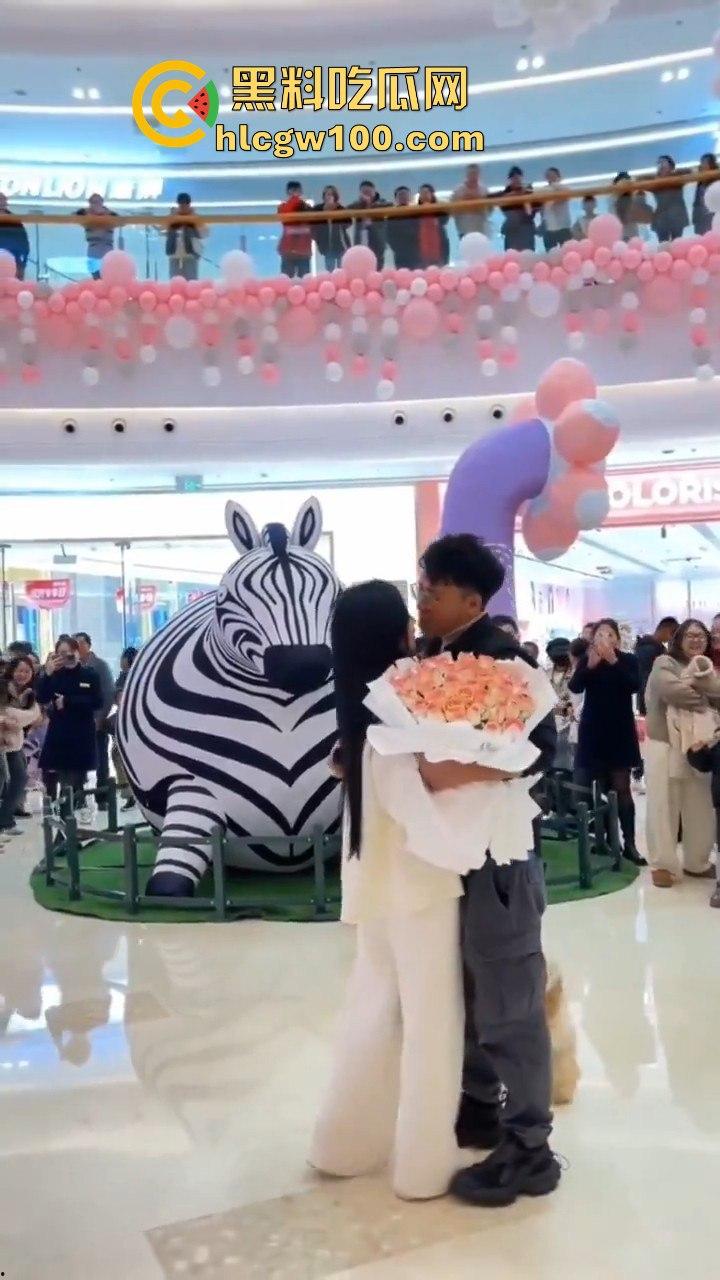 云南保山市君悦广场男子【王麒麟】表白成功,不料给正牌女友抓包,时间管理大师错误案例!!-10