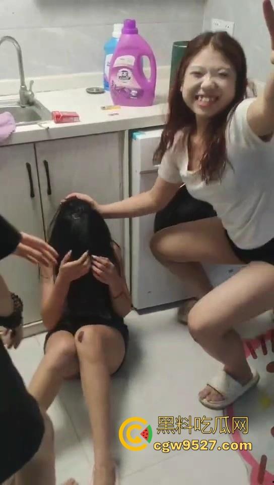 现在的精神小妹下手可是真狠啊!足足围起来殴打了十几分钟还不解恨,边打边对着镜头比耶!-3