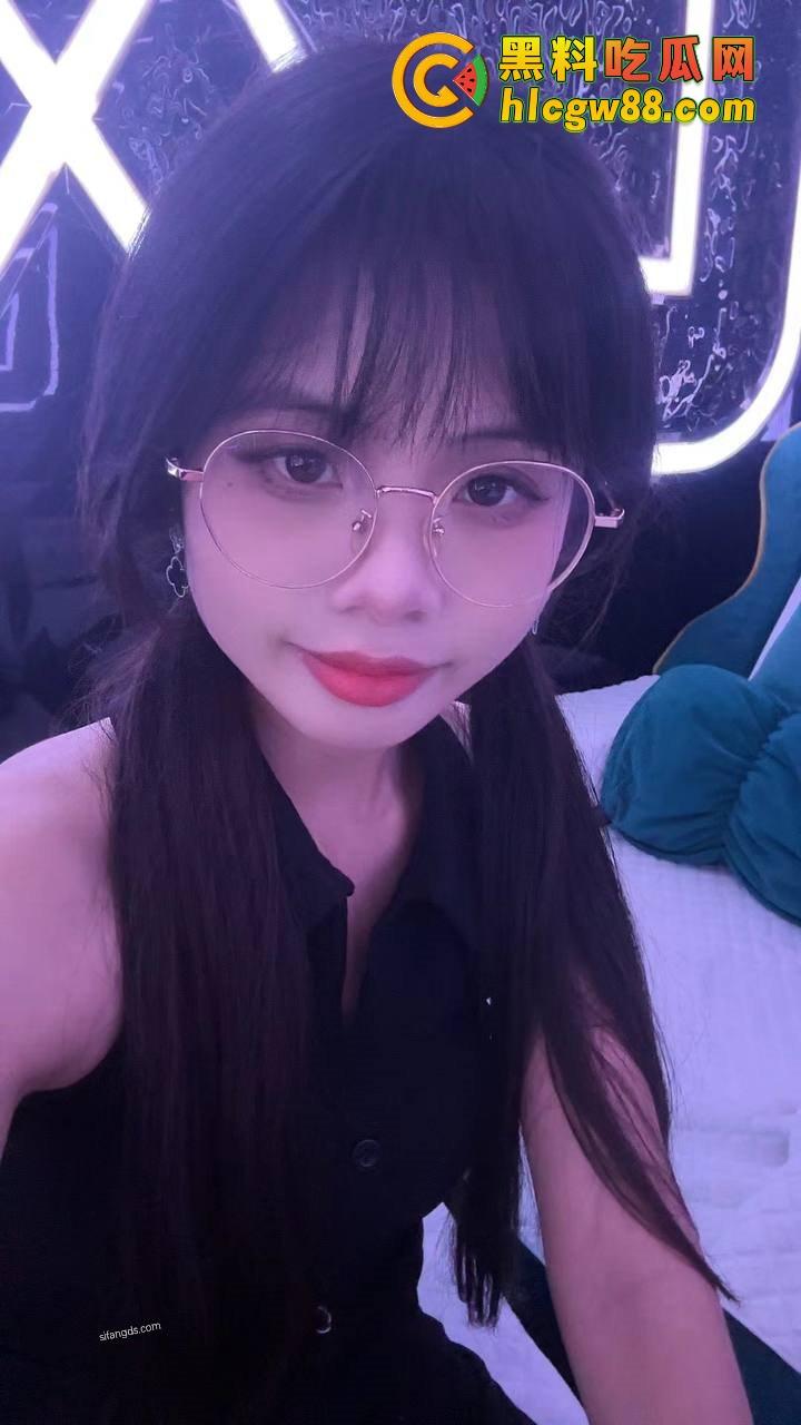 厦门酒吧气氛组极品眼镜骚婊『兰芊芊』酒吧10瓶皇家礼炮带走,制服丝袜被操高潮了主动求拍!-5