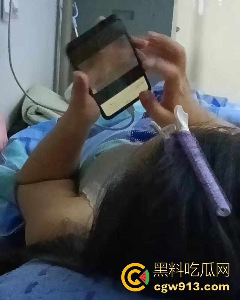 女生宿舍偷拍室友发骚,被窝里自拍小穴给网友,看来是憋坏了啊,果然表面再清纯,私下也是骚逼!-3