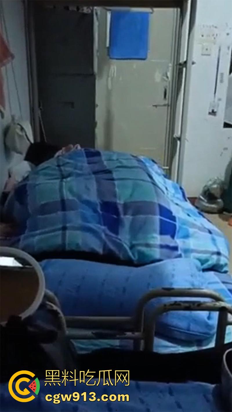 女生宿舍偷拍室友发骚,被窝里自拍小穴给网友,看来是憋坏了啊,果然表面再清纯,私下也是骚逼!-4