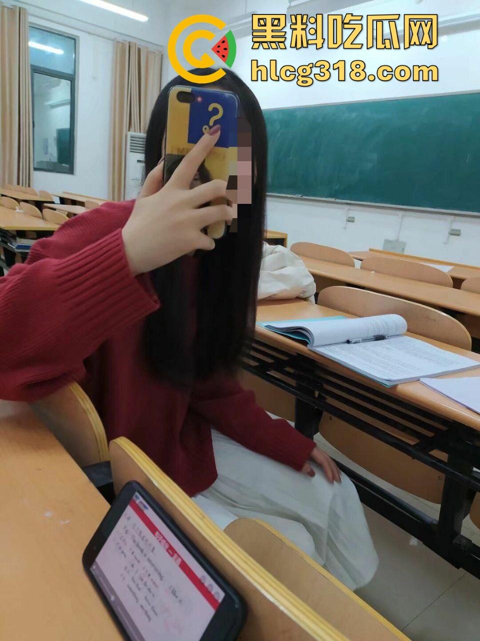 夏日午后,小日一下!反差眼镜妹小区长椅骑乘做爱,白裙诱惑激情开干,年轻人玩的真野啊!-1