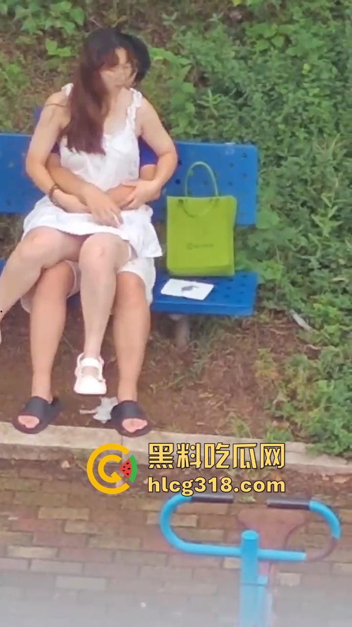 夏日午后,小日一下!反差眼镜妹小区长椅骑乘做爱,白裙诱惑激情开干,年轻人玩的真野啊!-6