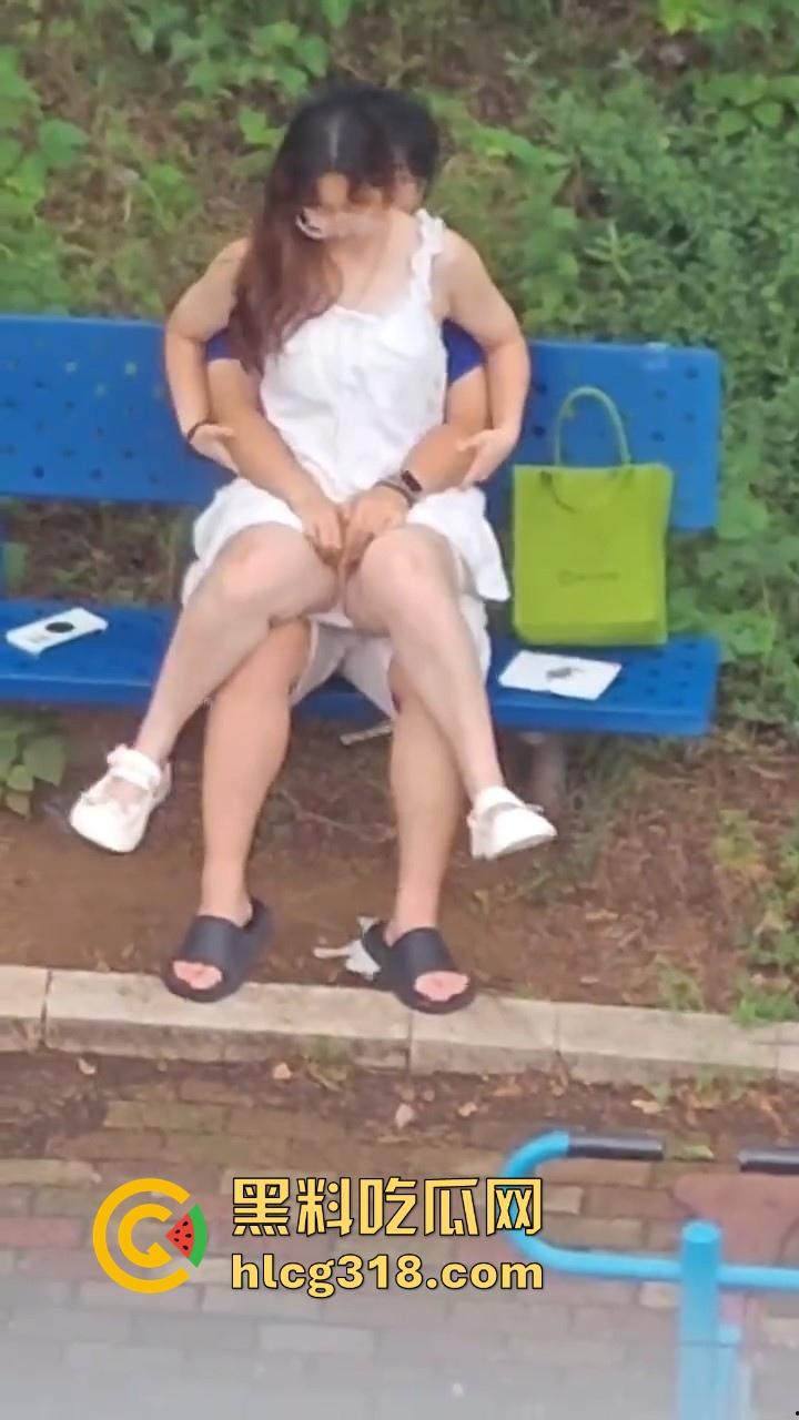 夏日午后,小日一下!反差眼镜妹小区长椅骑乘做爱,白裙诱惑激情开干,年轻人玩的真野啊!-9