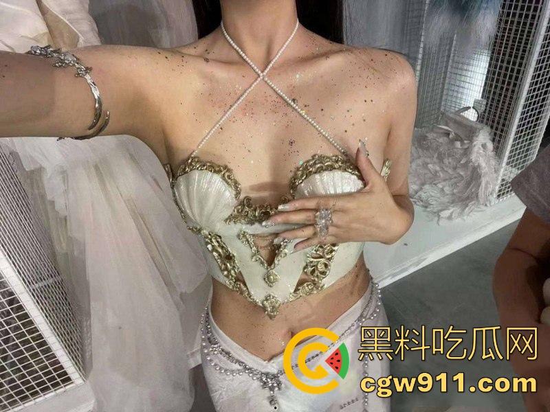 杭州外国语学院【肖璋慧】为取悦金主毫无下限 车震受虐3P无所不能,爽到浑身抽搐高潮不止!-2