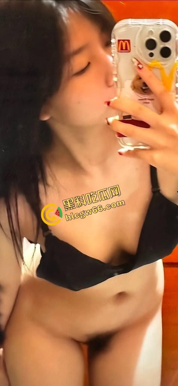 别看穿JK装,南充女大【李萌】骚得一匹,清纯大三女自拍掰穴自慰流出,阴唇黑得像涂了墨水!-6