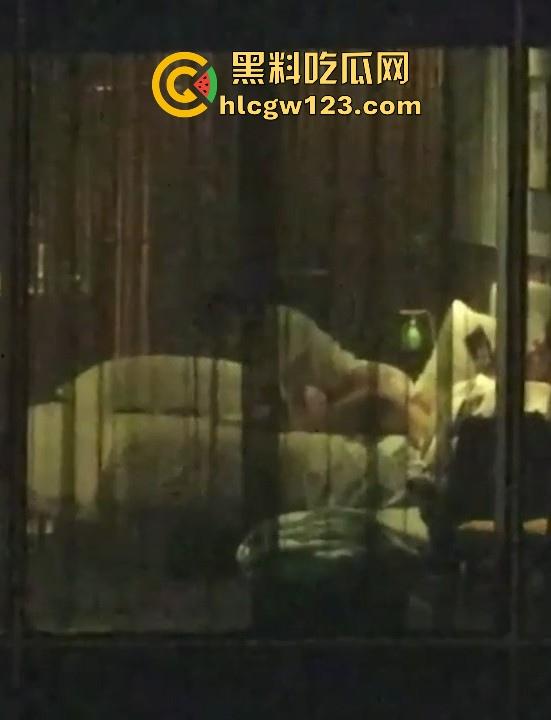五星级酒店偷拍情侣做爱 长腿美女被按在窗前大力抽插 男友手机记录性爱视频 怎知对面楼瓜友也在记录!-5