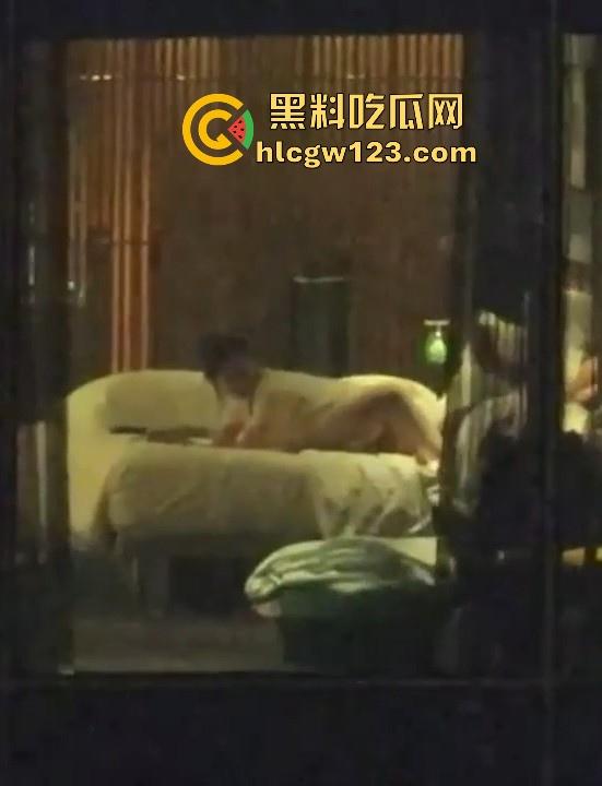 五星级酒店偷拍情侣做爱 长腿美女被按在窗前大力抽插 男友手机记录性爱视频 怎知对面楼瓜友也在记录!-7