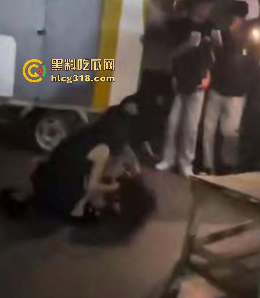 河南通许女同学勾引精神小妹男友被打,大街上狂扯衣服扒光光,围观男群无人劝阻!-6