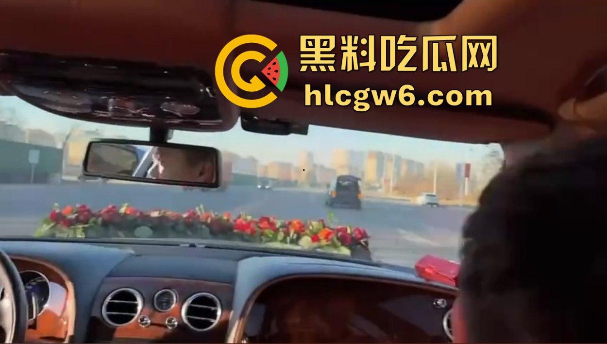 东北婚礼场面社死,前女友举标语爆料:腰是我掰的,肾是我累的,祝新娘接盘愉快!-4