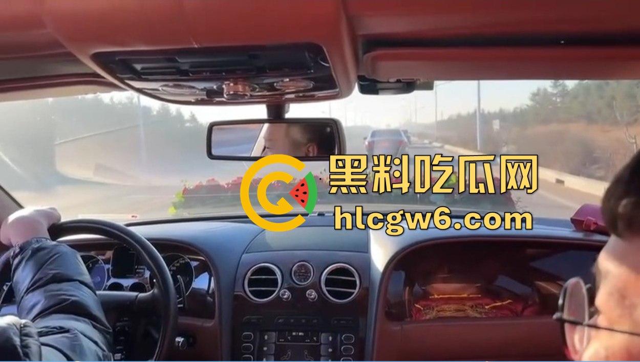 东北婚礼场面社死,前女友举标语爆料:腰是我掰的,肾是我累的,祝新娘接盘愉快!-6