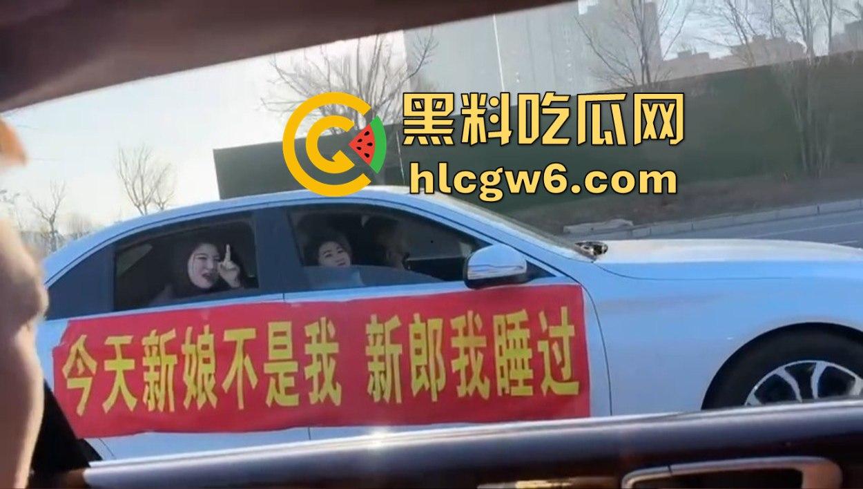 东北婚礼场面社死,前女友举标语爆料:腰是我掰的,肾是我累的,祝新娘接盘愉快!-12