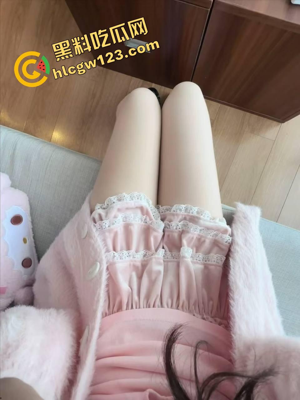 COS清纯学生妹【江伊曼】玩蔡文姬装扮被金主操翻,回家还穿着COS服趴着口交!-7