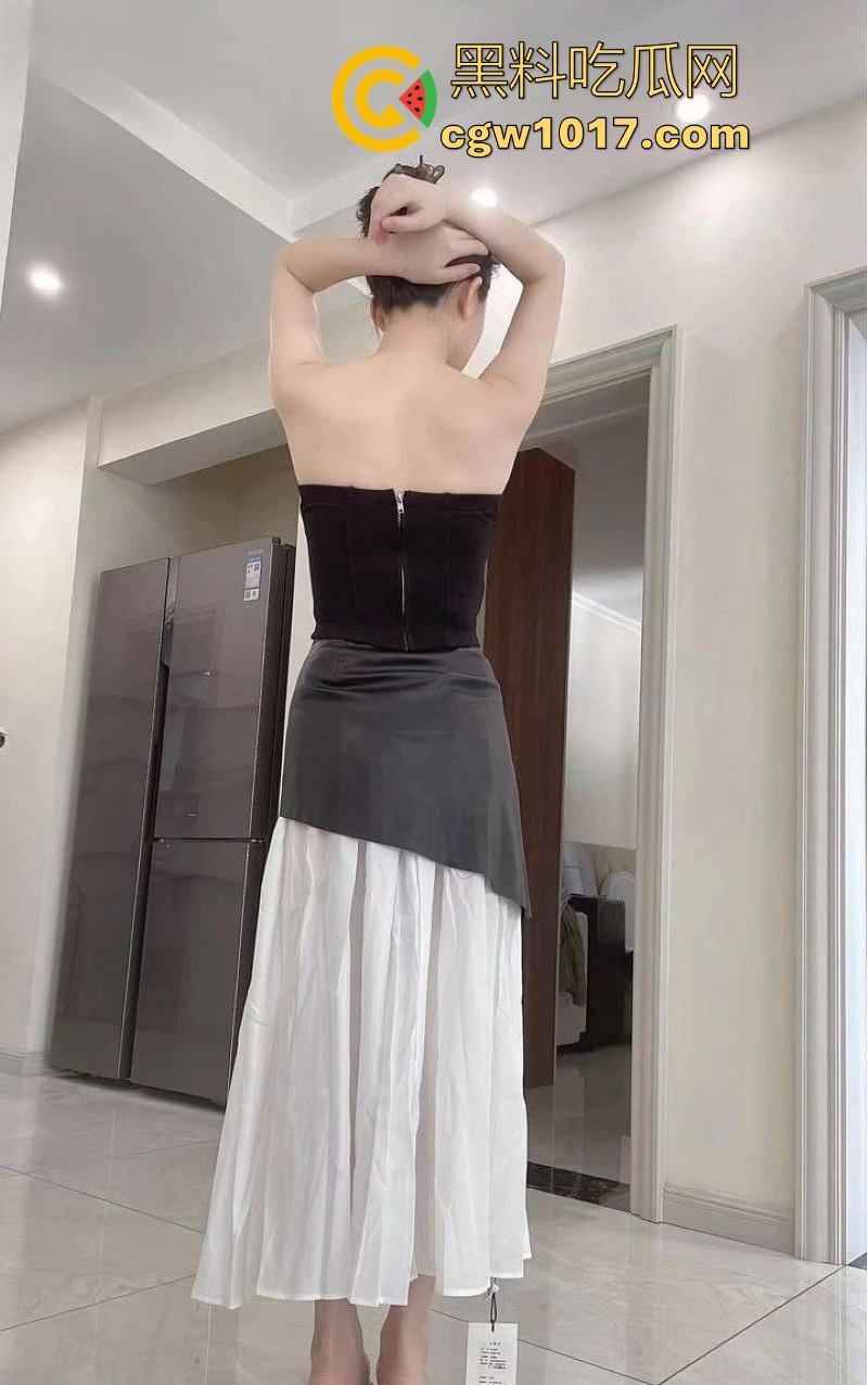 慰问空虚嫂子,跟其刺激做爱,边操逼边跟闺蜜通电话,捂嘴控制呻吟声,高潮了也不敢喊出来!-4