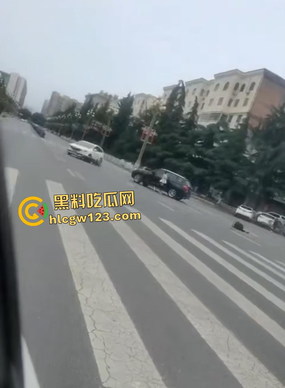 宝鸡社区书记【张春凤】54岁飙车狂追女子,侠盗飞车撞人场面吓傻路人!-8