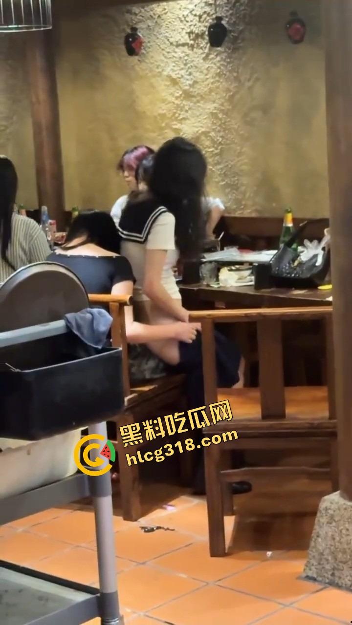 广州天河JK妹子喝断片开始通灵完成任务,真空掀裙坐闺蜜腿上磨逼,屁股一扭直接把旁边哥们干自闭了!-8