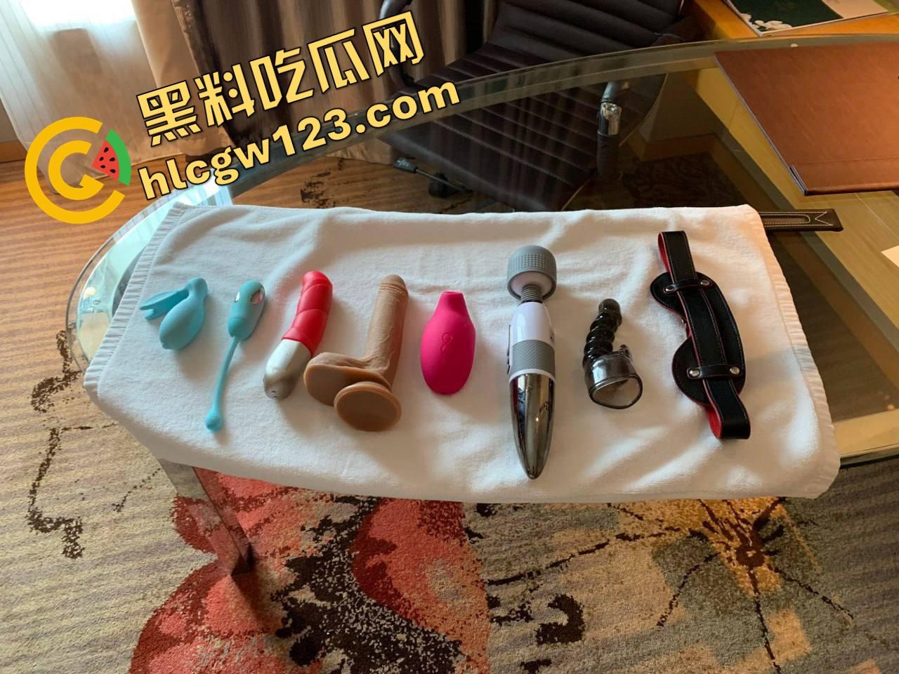 浙大是985 她是9X5【林依依】保研女神用乳头写作业,高颜值学姐被捆成狗,逼里插蜡全程湿!-14