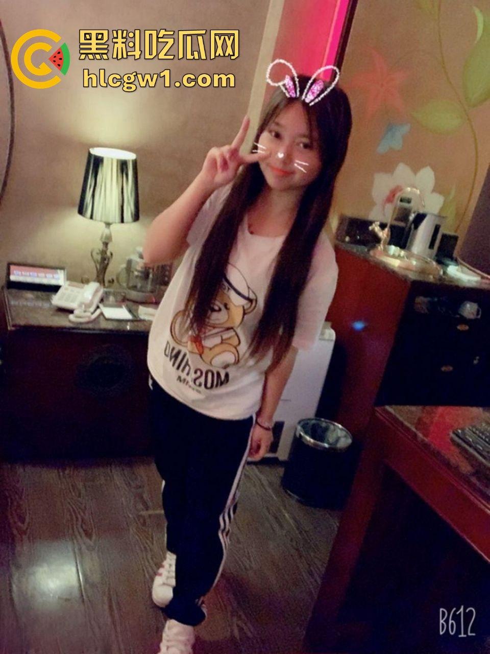 广西刺青小太妹【孙甜】被金主调教成母狗!骚劲儿十足,金主大哥玩够了就分享出来让兄弟们也瞧瞧!独家投稿!-1