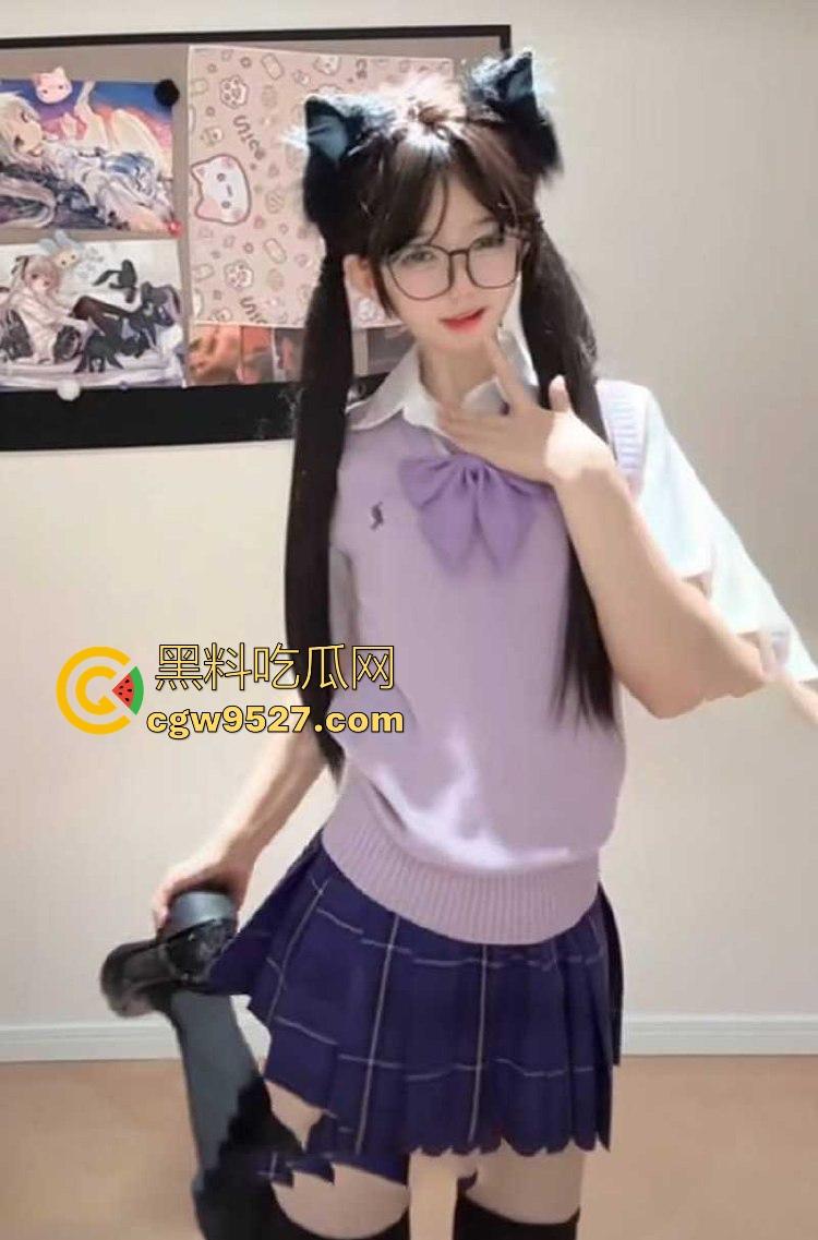 抖音清纯萝莉网红【心碎美羊羊】褪去往日甜美形象,展现反差一面,假屌疯狂抽插粉嫩小穴,定制视频流出!-3