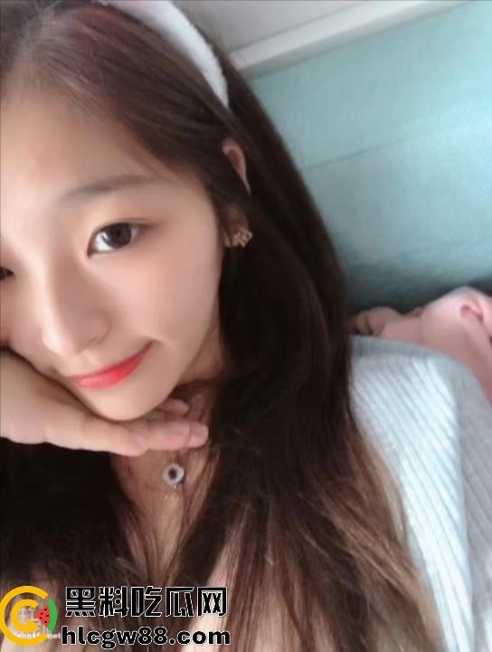 中经贸学院巨乳校花【李雅】挺翘巨乳勾魂荡魄,嫩穴道具插得淫水四溅,跟男友啪啪干得昏天黑地!-10