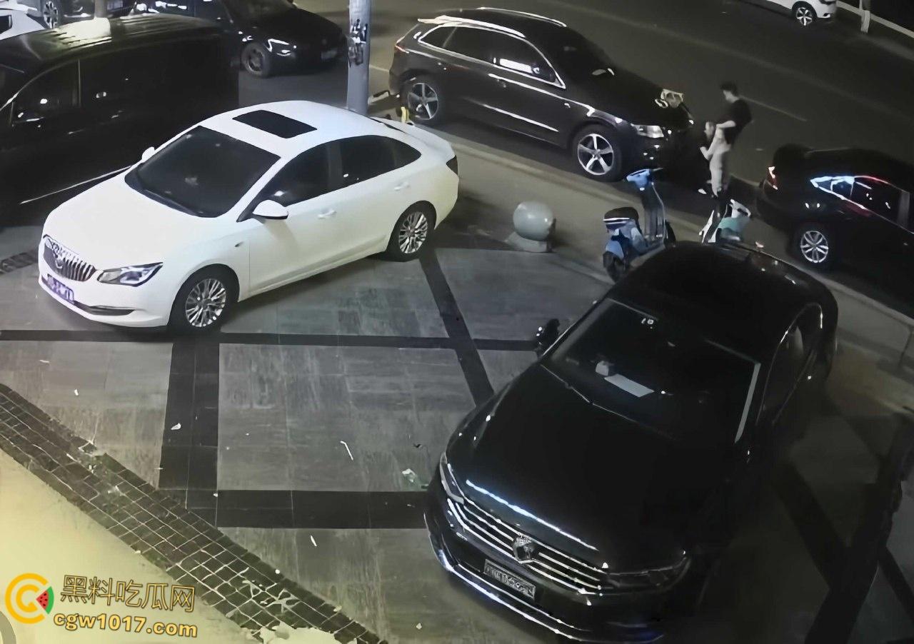 酒醉男女深夜在马路边,众目睽睽之下直接开始野战模式,饥渴母狗跪地口交,趴在引擎盖上掀裙后入打桩!-1