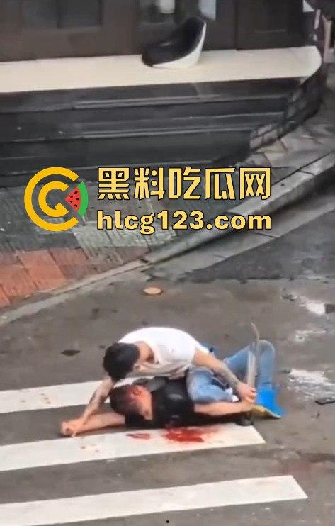 斑马线上的魔幻对决，一男子开山刀上阵，结果却牵手离场？-2