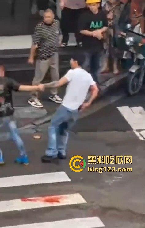 斑马线上的魔幻对决，一男子开山刀上阵，结果却牵手离场？-4