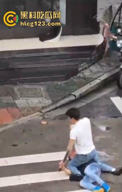 斑马线上的魔幻对决，一男子开山刀上阵，结果却牵手离场？-9