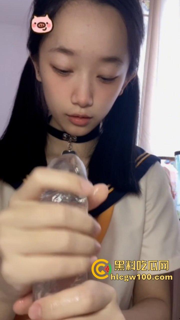 推特高颜值清纯小妹【胡椒籽】小小年纪不学好 学人家拍大尺度福利视频 真是欠肏!-13