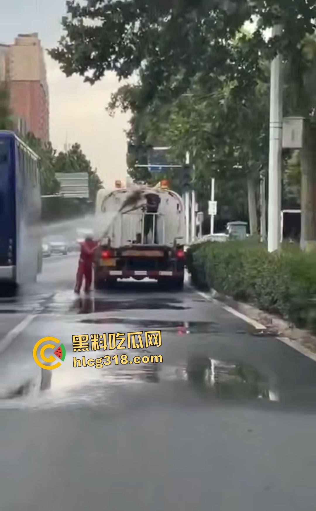 洒水车大哥大战环卫工人！水枪狂喷工人怒骂开打，农夫山泉大哥骑电动车围观喊“别浪费水”！-2