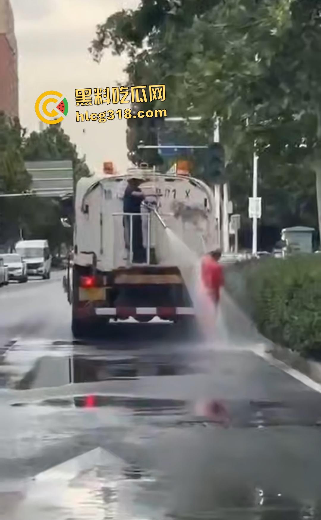 洒水车大哥大战环卫工人！水枪狂喷工人怒骂开打，农夫山泉大哥骑电动车围观喊“别浪费水”！-3
