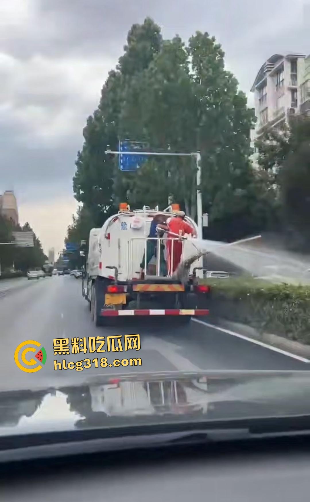 洒水车大哥大战环卫工人！水枪狂喷工人怒骂开打，农夫山泉大哥骑电动车围观喊“别浪费水”！-8