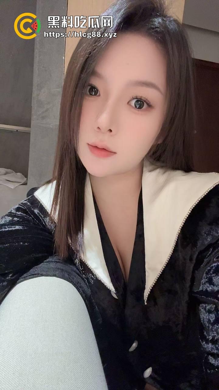 群里哥们女友给金主包养,洗逼里精液还报备,男主舔着等女友日完约会,真他妈绿帽王!-16